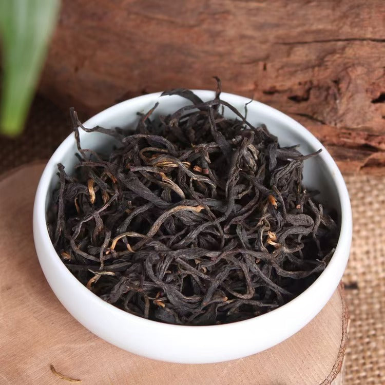 Grandmother’s Wild Black Tea – Warm Steeps of Ripe Fruit and Honeyed Wood, Hand-Roasted from Wuyishan Highlands